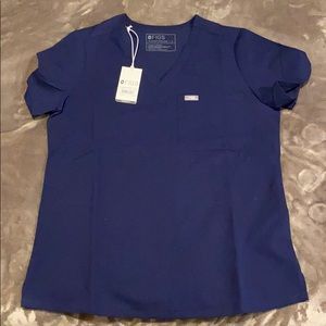 FIGS women’s navy scrub top